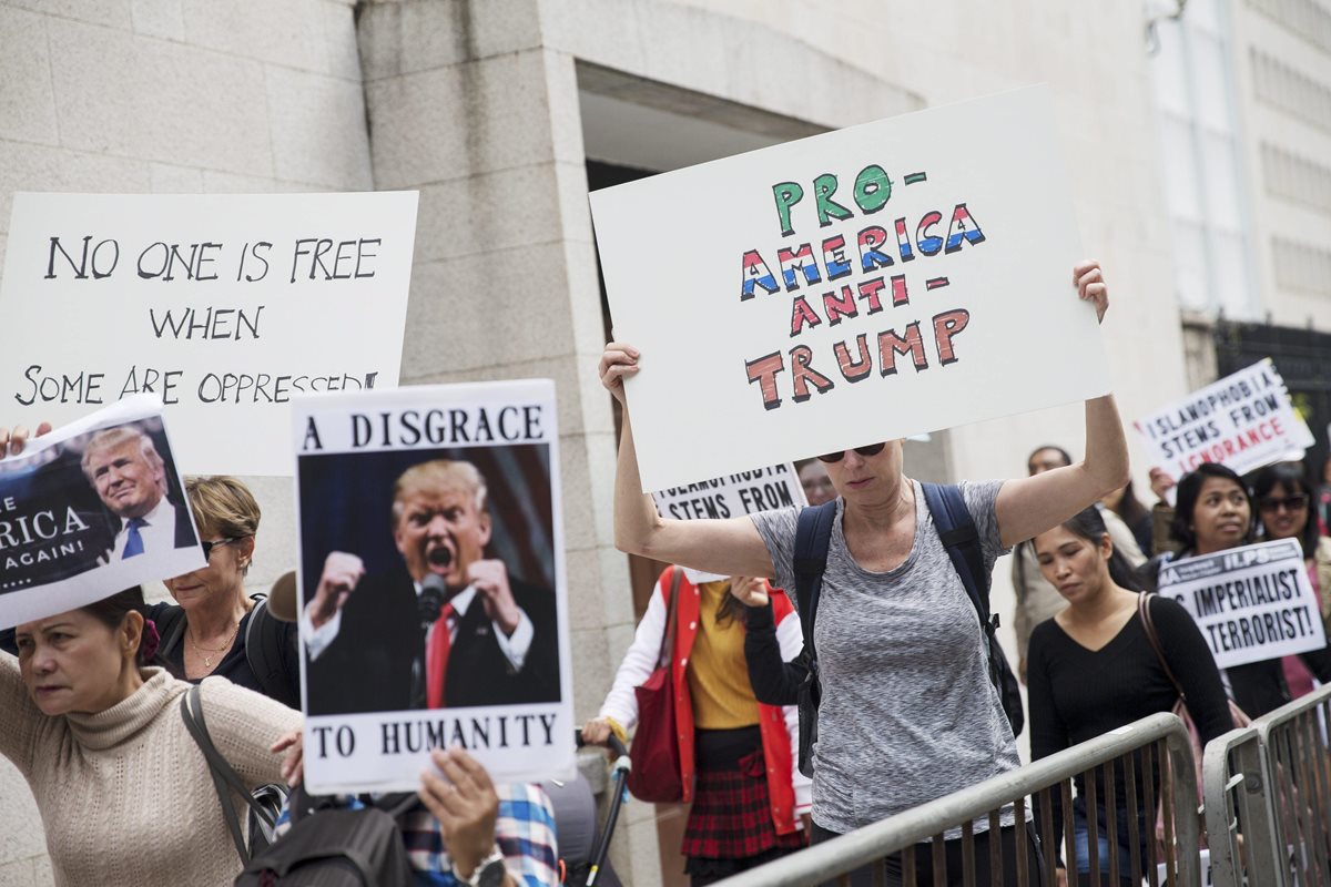 Las protestas contra decreto de Trump continúan en varios países. (Foto Prensa Libre: EFE)