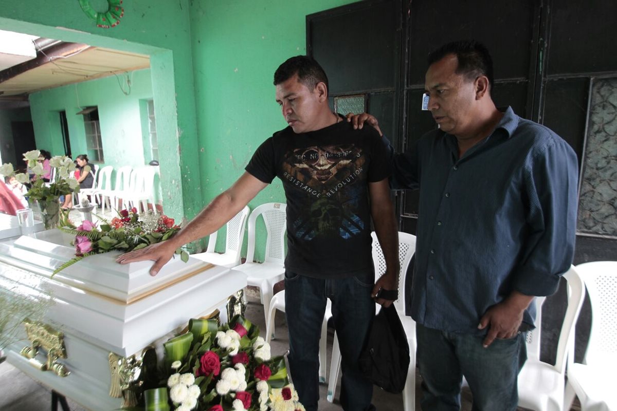 El menor es velado por sus familiares en el Barrio San Antonio en la zona 6 de la capital. (Foto Prensa Libre: Erick Ávila).