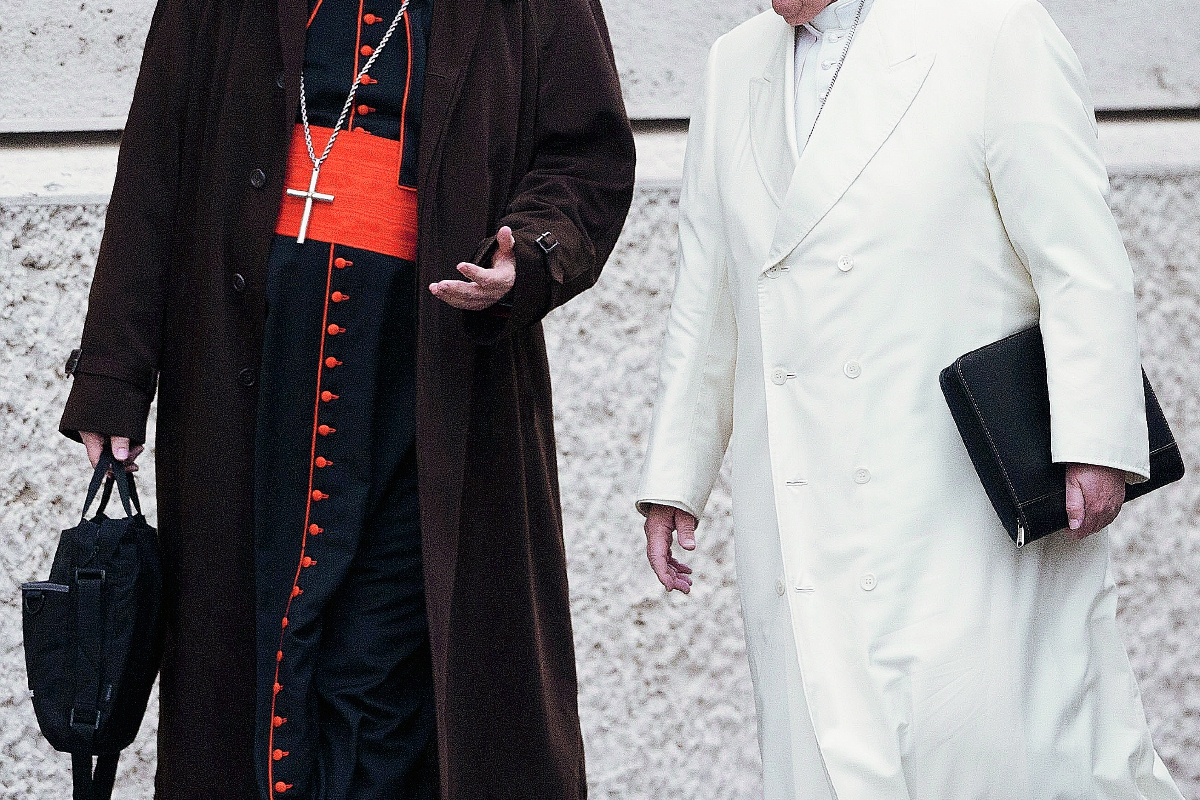 El Papa habla con el cardenal Sean Patrick O'Malley, de Boston.(Foto Prensa Libre:AP).