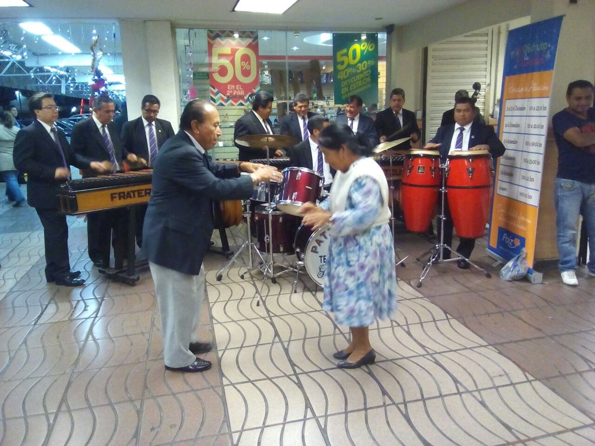Sin importar el lugar, Macario Chitay y su esposa Clara Luz Hernández bailan hasta seis horas al ritmo de la marimba.(Foto Prensa Libre: cortesía)