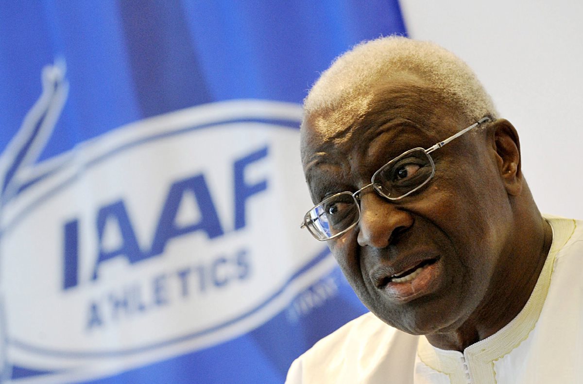 Lamine Diack, de 82 años, ha sido procesado en Francia por corrupción. (Foto Prensa Libre: EFE)