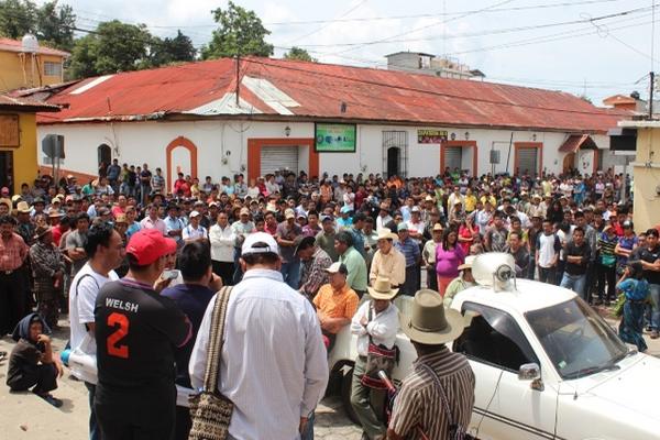 Autoridades comunitarias y vecinos se suman a la búsqueda de taxista desaparecido en Sololá. (Foto Prensa Libre: Édgar R. Sáenz)