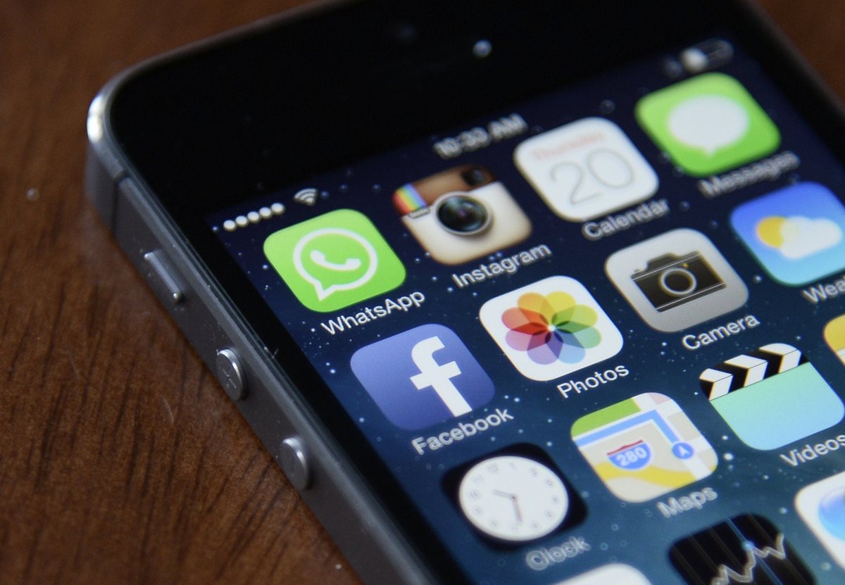Los teléfonos inteligentes y otros dispositivos pudieron convertirse en herramienta de espionaje, según WikiLeaks. (Foto Prensa Libre: EFE)