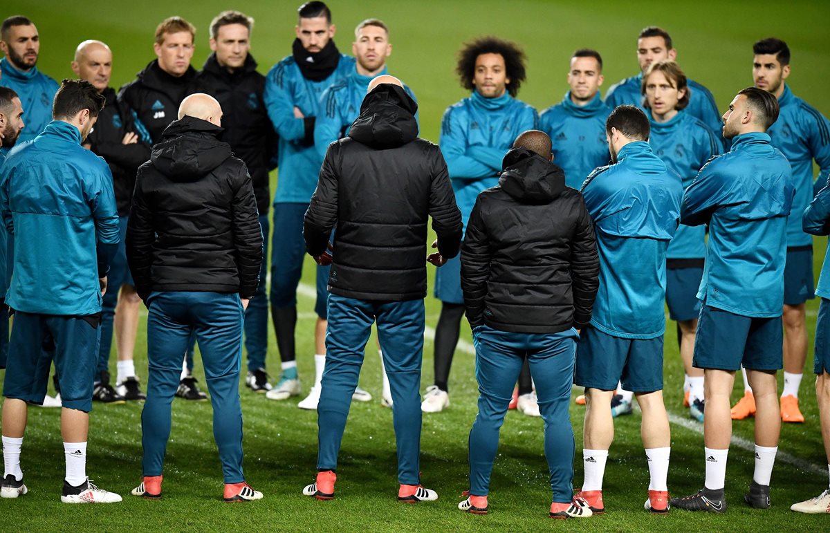 Los jugadores del Real Madrid, escuchan a su técnico Zinedine Zidane durante el entrenamiento en el Parque de los Príncipes. (Foto Prensa Libre: AFP)