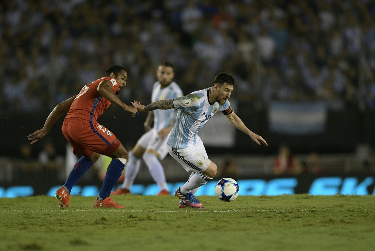 Messi conduce la pelota frente a Jean Beasejour.