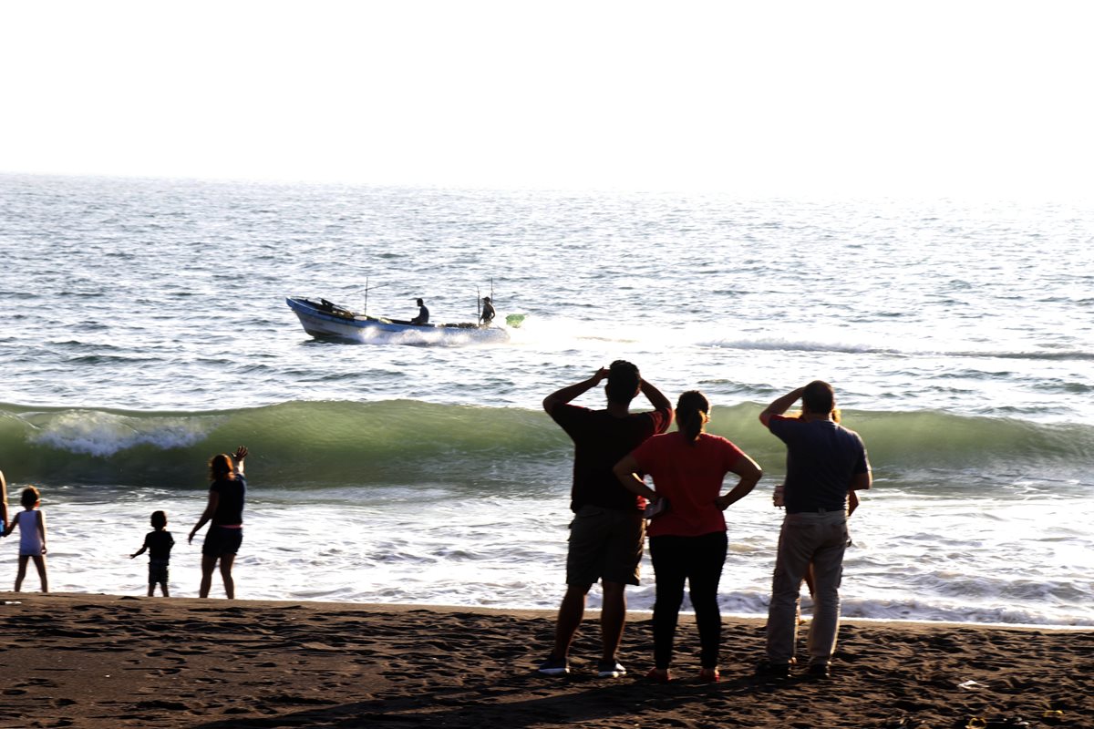 Turistas disfrutan de la playa en Champerico, Retalhuleu. (Foto Prensa Libre: Rolando Miranda)