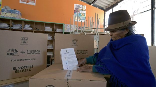 Los ecuatorianos respondieron afirmativamente a las siete preguntas objeto de consulta. AFP