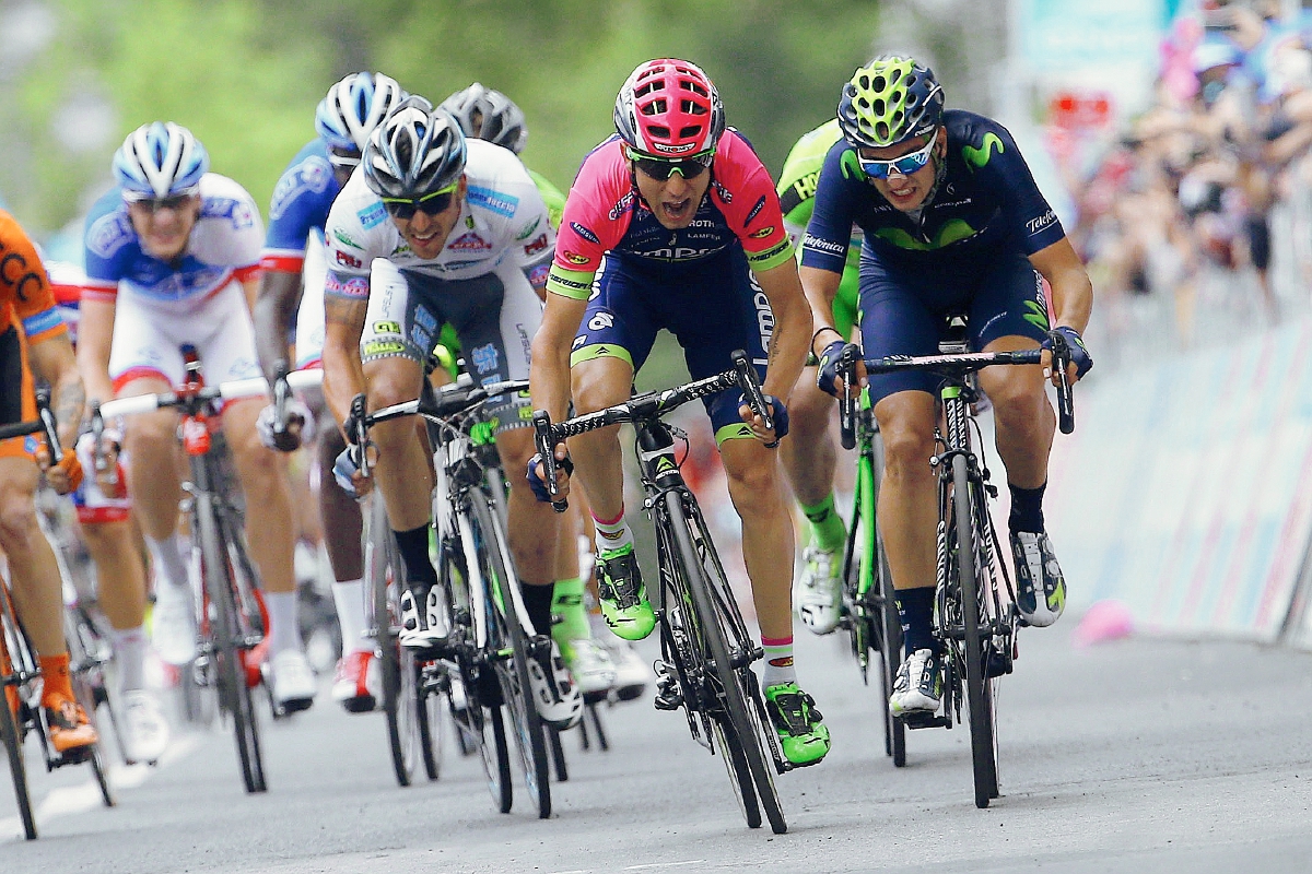 Diego Ulissi al momento de cruzar la línea de meta en la séptima etapa del Giro de Italia. (Foto Prensa Libre: AFP)