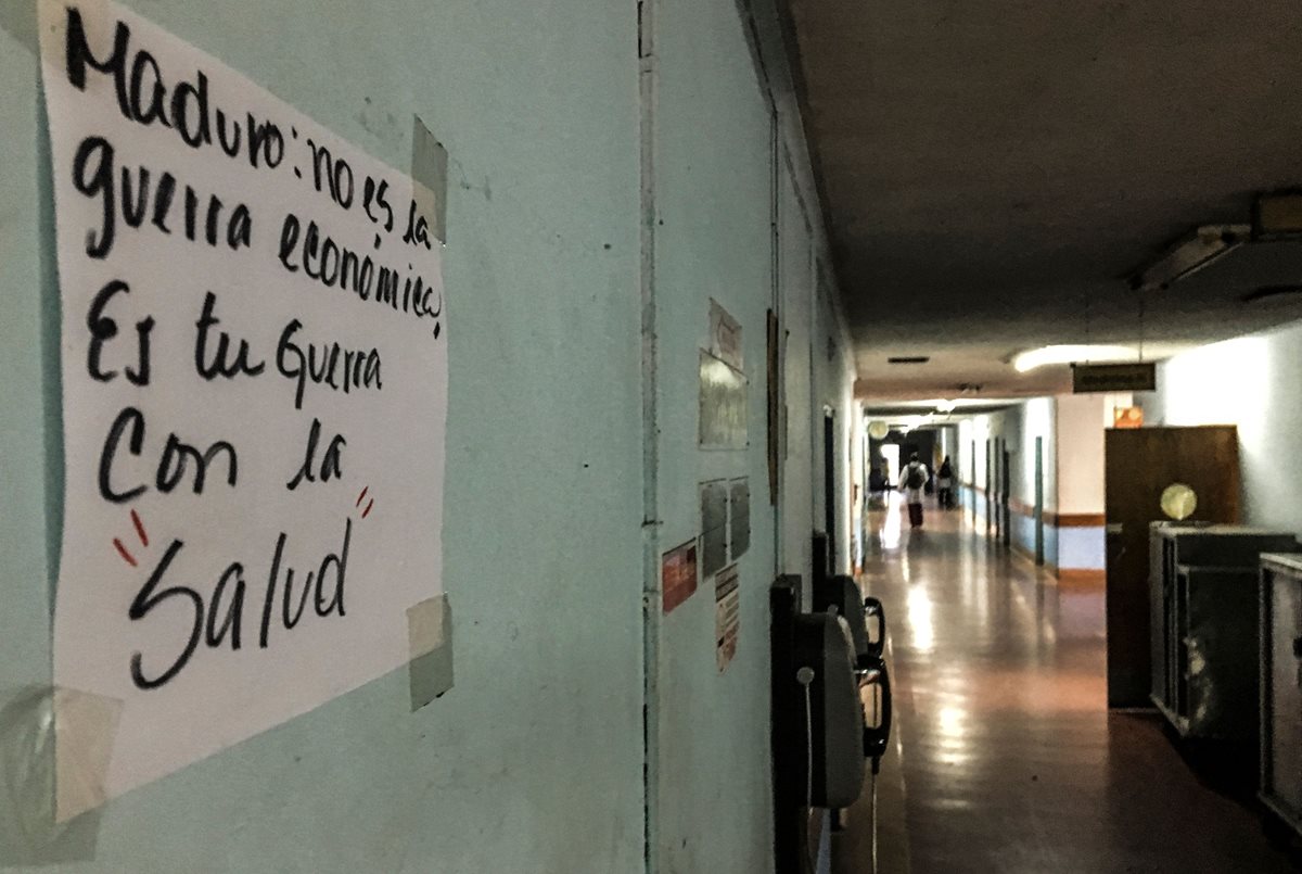 En un corredor del Hospital Universitario de Caracas colocaron un cartel contra el presidente Nicolás Maduro. (AFP)