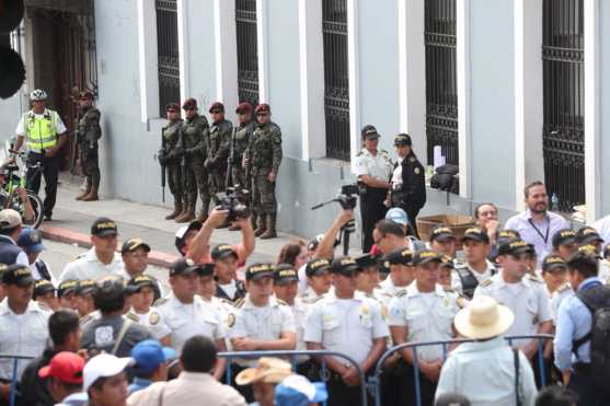 Manifestantes llegan al Centro Histórico donde agentes de la PNC y efectivos del Ejército resguardan el Congreso.