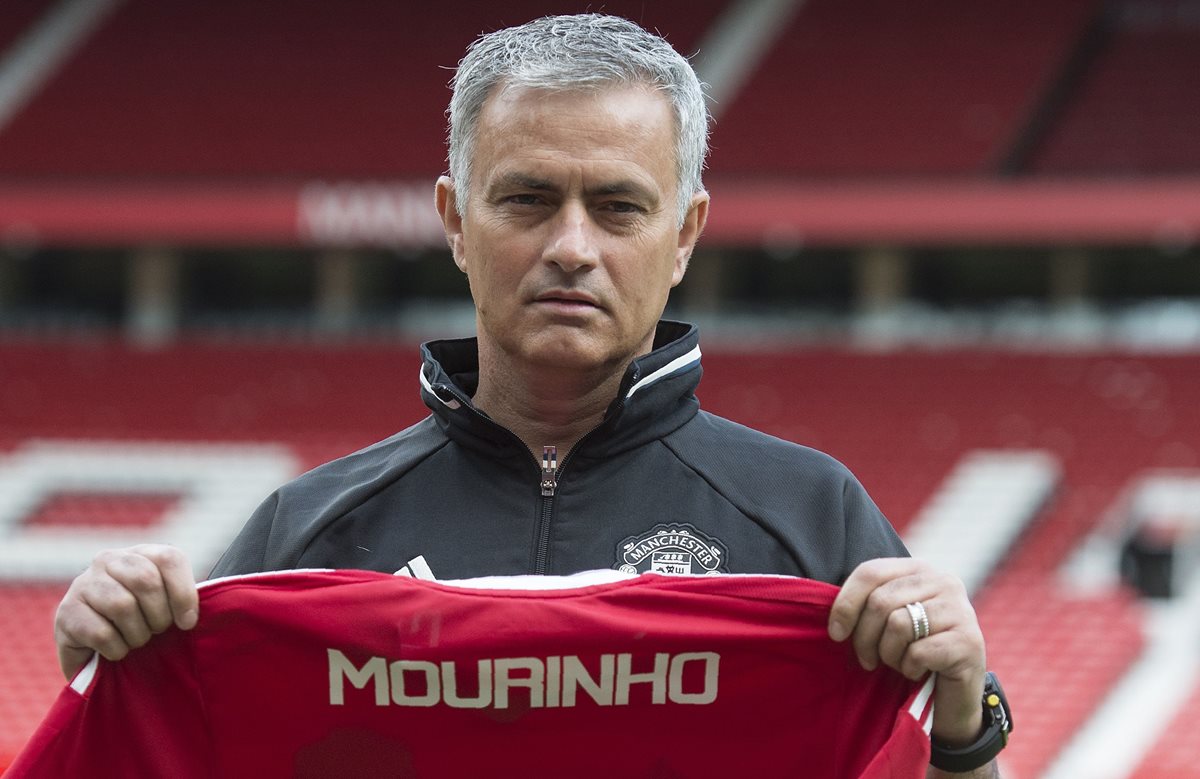 Mourinho se enfrentará otra vez a su máximo rival en el banquillo, Pep Guardiola. (Foto Prensa Libre: AP)