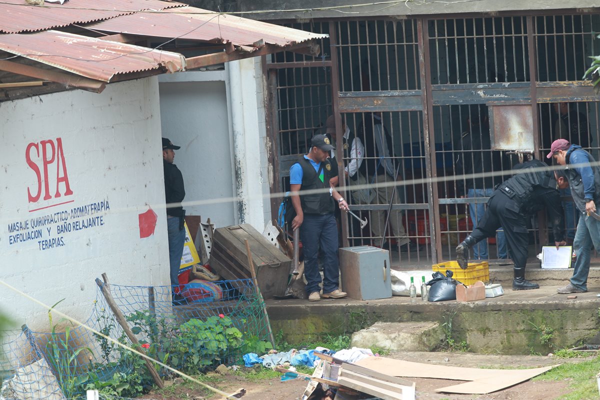 Autoridades efectúan una requisa en la cárcel Pavón, 48 horas después del asesinato de 14 personas. (Foto Prensa Libre: Hemeroteca PL)