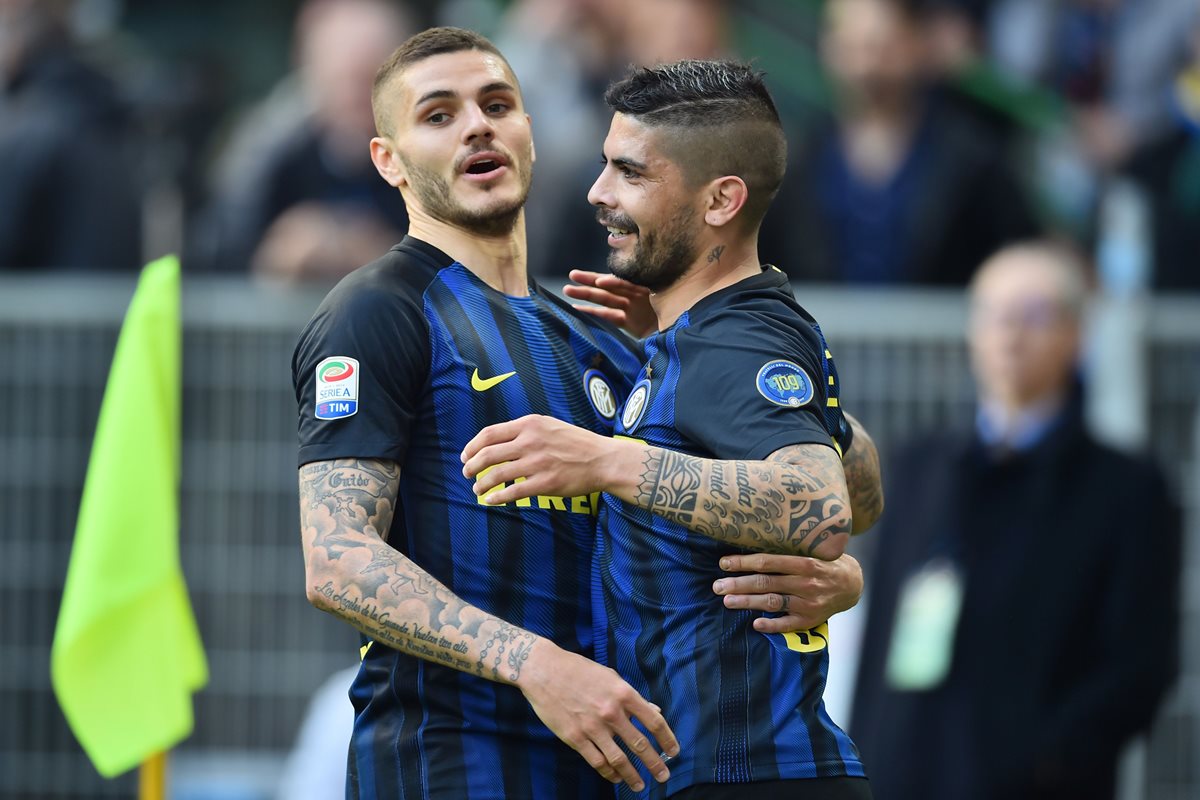 Los argentinos Ever Banega y Mauro Icardi se lucieron en el partido frente al Atalanta. (Foto Prensa Libre: AFP)