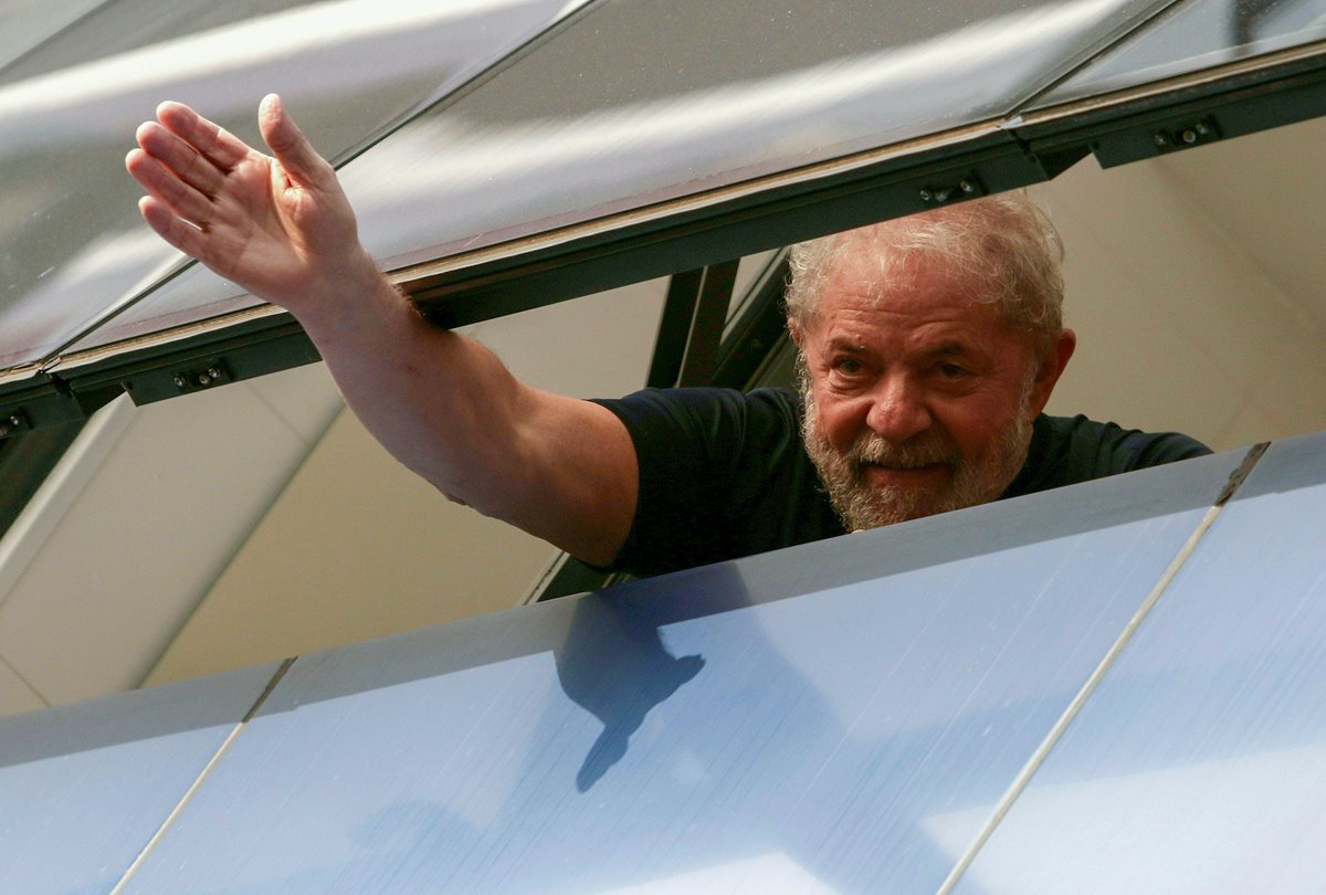 Desde dentro del sindicato de metalurgia, Lula da Silva se despide de las personas este sábado.