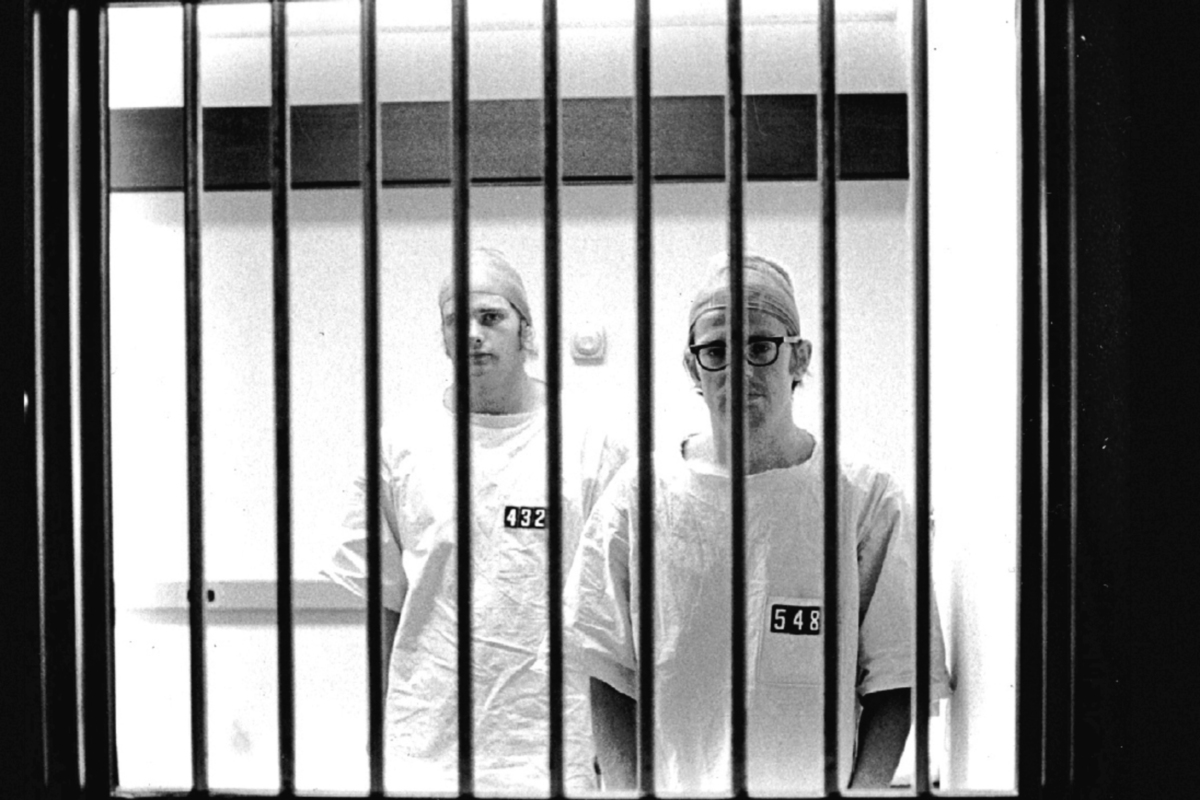 Durante el segundo día del experimento, los “reos” intentaron una rebelión, cuando los carceleros les quitaron los colchones para dormir.