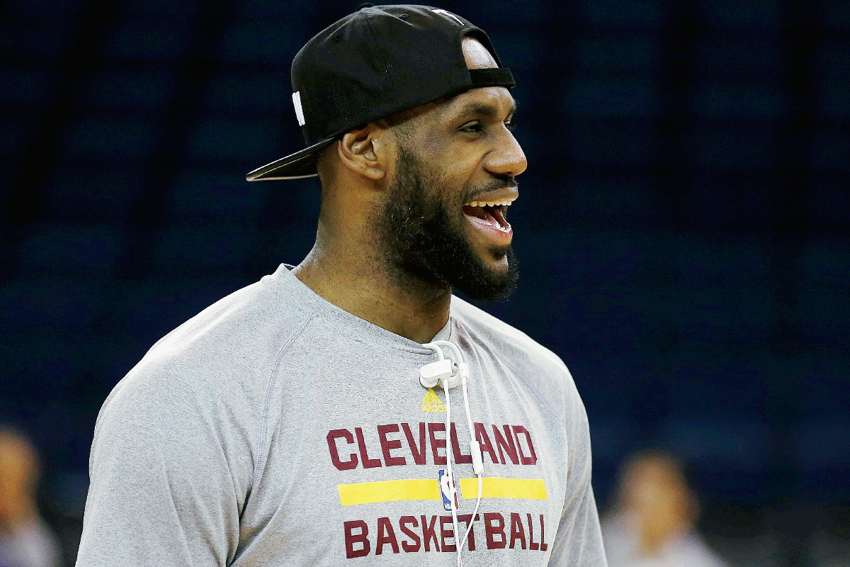 LeBron James sonríe durante el entrenamiento de ayer. (Foto Prensa Libre: AP)