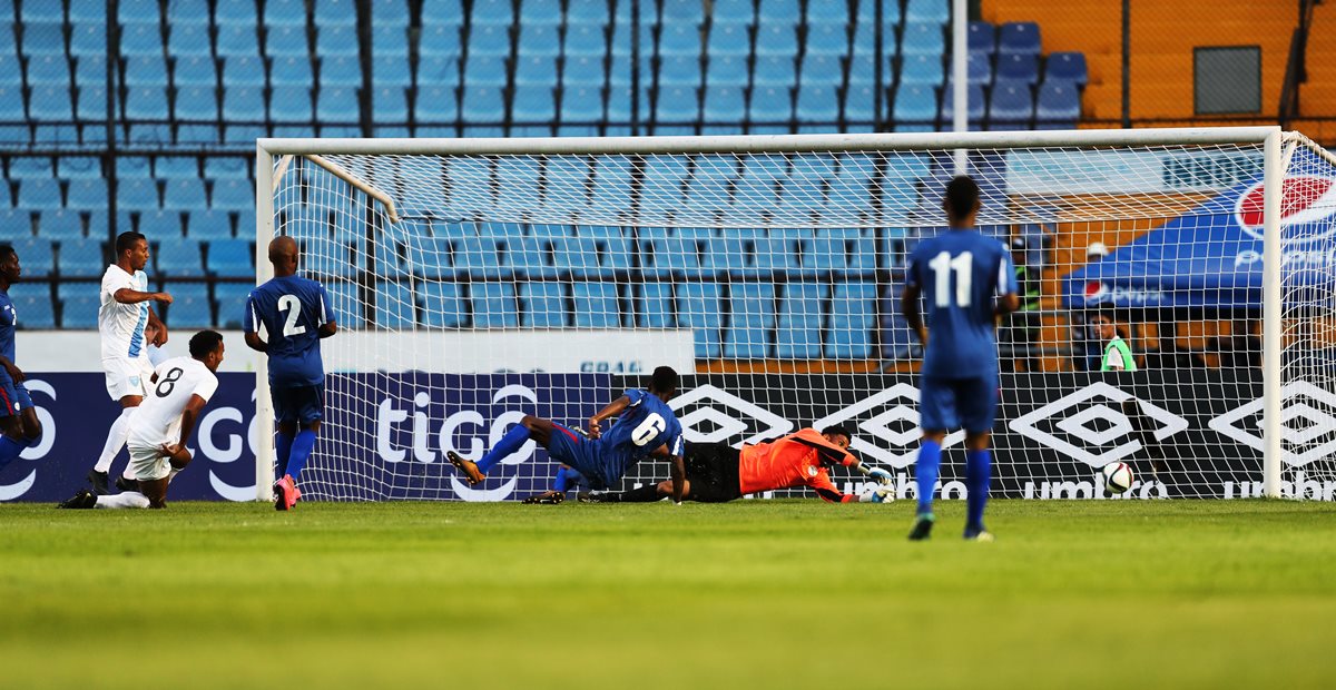 José Márquez anota el primer gol de Guatemala contra Cuba. (Foto Prensa Libre: Francisco Sánchez).