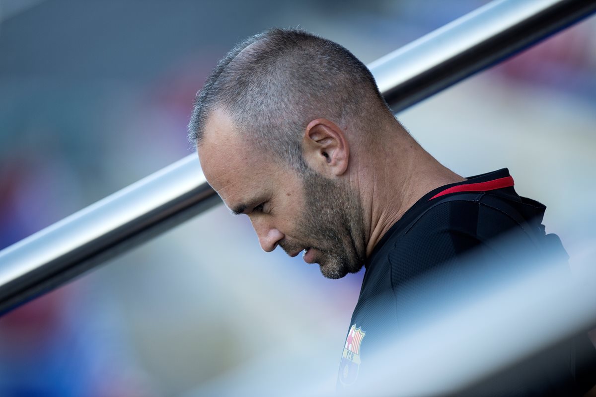 La lesión de Andrés Iniesta deja al Barcelona con un panorama complicado para el partido de vuelta de la Supercopa de España, contra el Real Madrid. (Foto Prensa Libre: AFP)