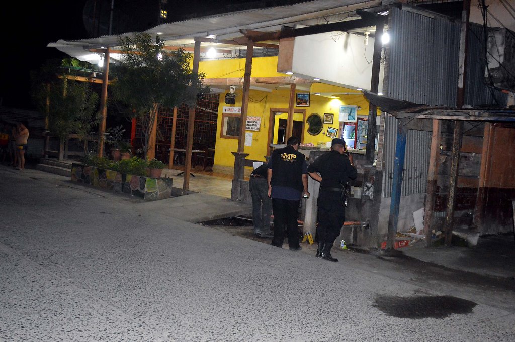 Peritos del Ministerio Público recaban evidencias en la escena de crimen contra mujer, en Puerto Barrios, Izabal. (Foto Prensa Libre: Dony Stewart)