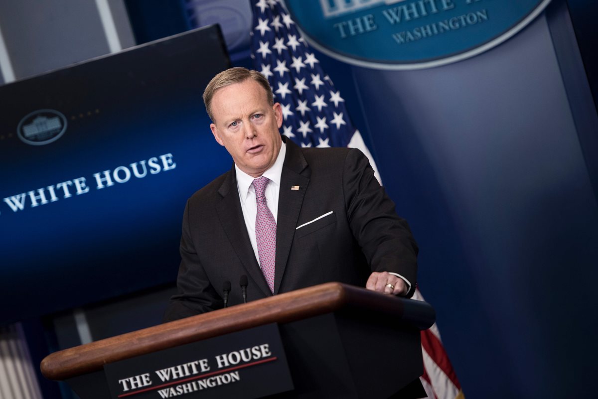 Sean Spicer, portavoz de la Casa Blanca, habla sobre la operación militar en Afganistán. (Foto Prensa Libre: AFP)