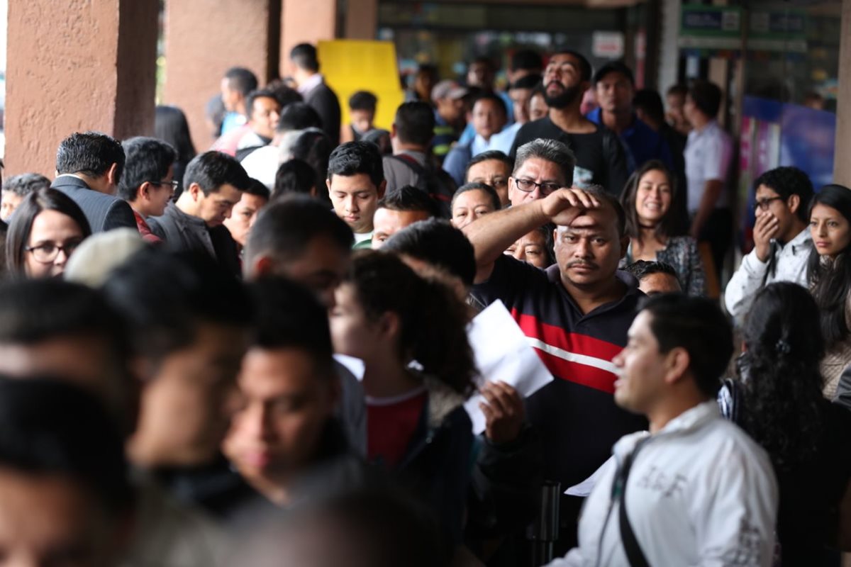 Las largas filas en Migración para solicitar y entregar pasaportes se forman desde temprano, pero personal de esa institución revisan los requisitos con el fin de evitar cobros de tramitadores. (Foto Prensa Liber: Esbin García)