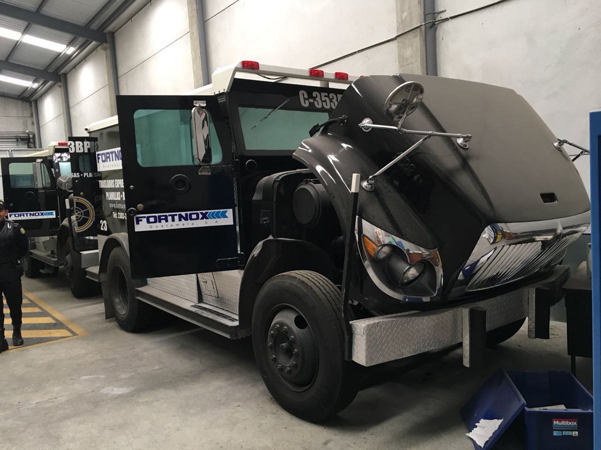 Autos blindados también fueron localizados en la bodega