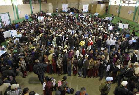 Masiva afluencia de electores —que llegó al 70.64%— se registraba ayer  en las primeras horas de la votación, en la que no se registraron incidentes.