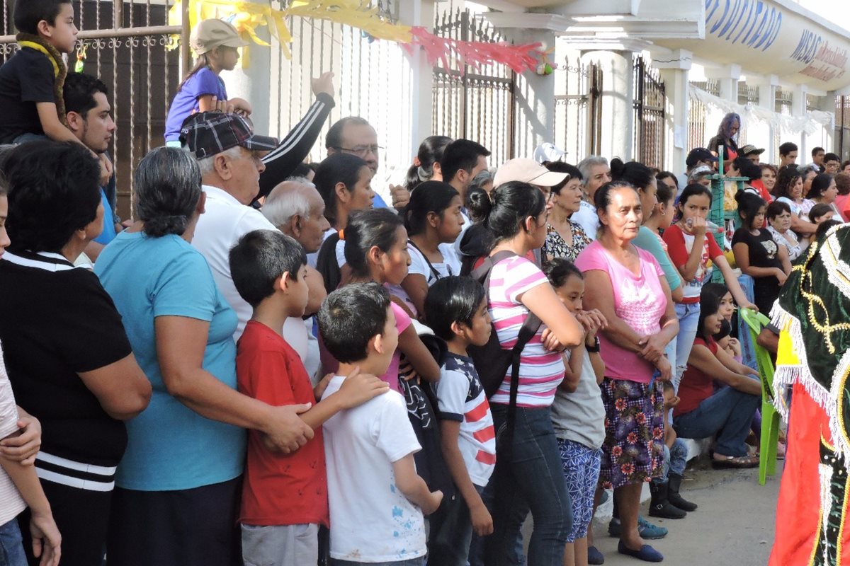 Habitantes de la colonia Primero de Julio disfrutan de distintas actividades. (Foto Prensa Libre: Comuna de Mixco).