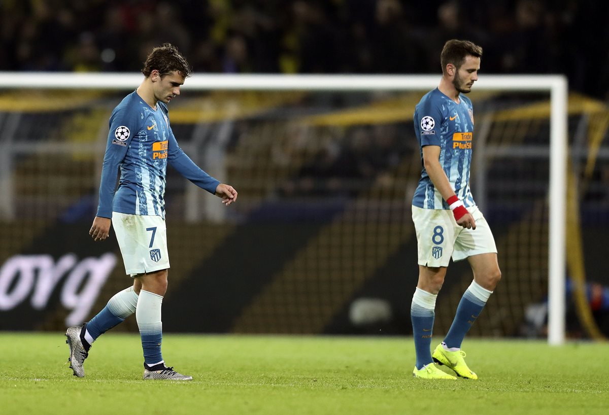 Los jugadores Antoine Griezmann (i) y Saul del Atlético de Madrid reaccionan hoy, durante un partido entre Borussia Dortmund y Atlético de Madrid. (Foto Prensa Libre: EFE)