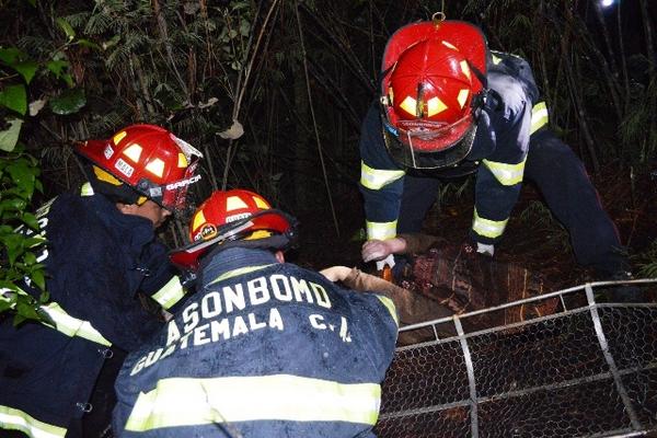 Socorristas de Totonicapán levantan el cadáver de Cristina Justa Vásquez Castro. (Foto Prensa Libre: Édgar Domínguez).