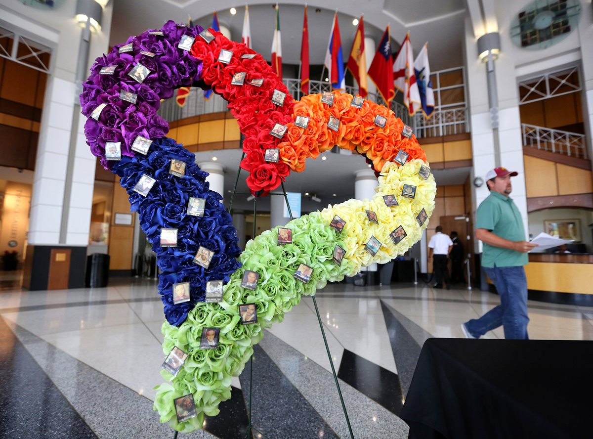 Una corona de flores en forma de corazón con imágenes de las víctimas es exhibida en el ayuntamiento de Orlando. (Foto Prensa Libre: AP).