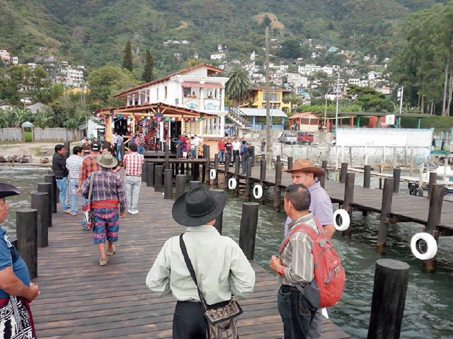 Turistas utilizan uno de los muelles instalados en Santa Catarina Palopó, Sololá. (Foto Prensa Libre: Ángel Julajuj)