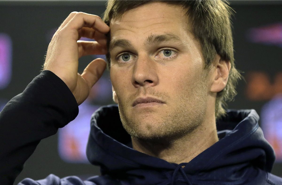 Tom Brady dijo el viernes que no le solicitará a la Corte Suprema que bloquee su suspensión de cuatro juegos por el escándalo conocido como “Deflategate”. (Foto Prensa Libre: AFP)