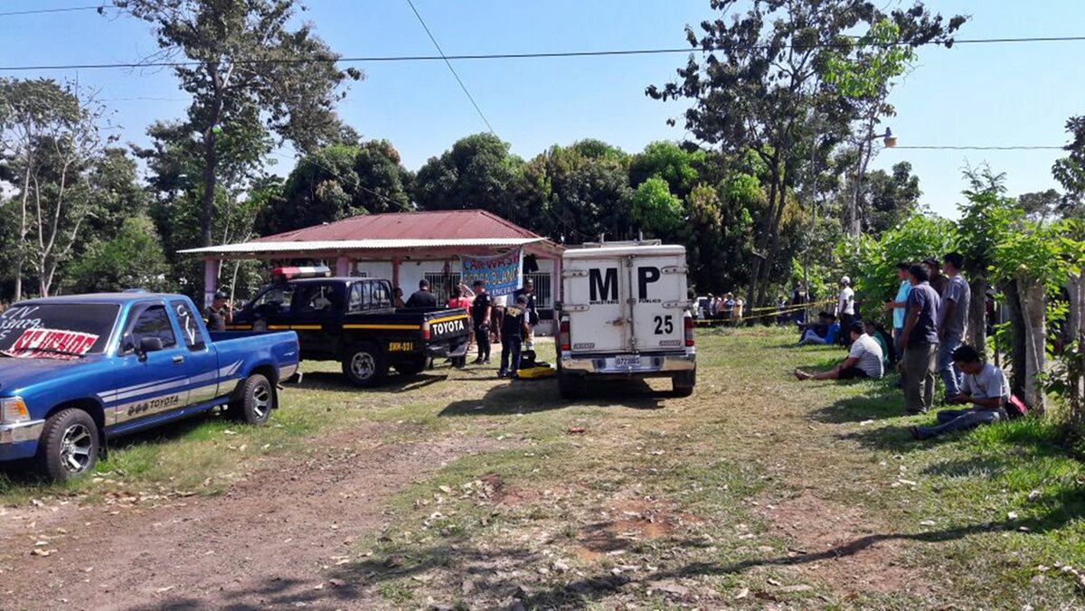 Autoridades recaban evidencias en un predio en Malacatán, donde dos personas fueron atacadas a balazos. (Foto Prensa Libre: Alexánder Coyoy)