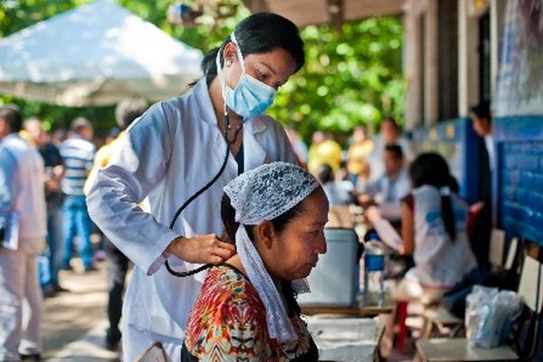 El Gobierno salvadoreño ha enviado brigadas de salud a varias zonas para contrarrestar la chikungunya. (Foto Prensa Libre:AFP)