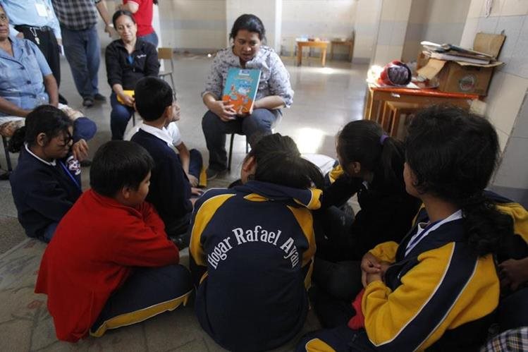 En las instalaciones del Hogar Rafael Ayau también funcionan otras dos escuelas. (Foto Prensa Libre: Hemeroteca PL).