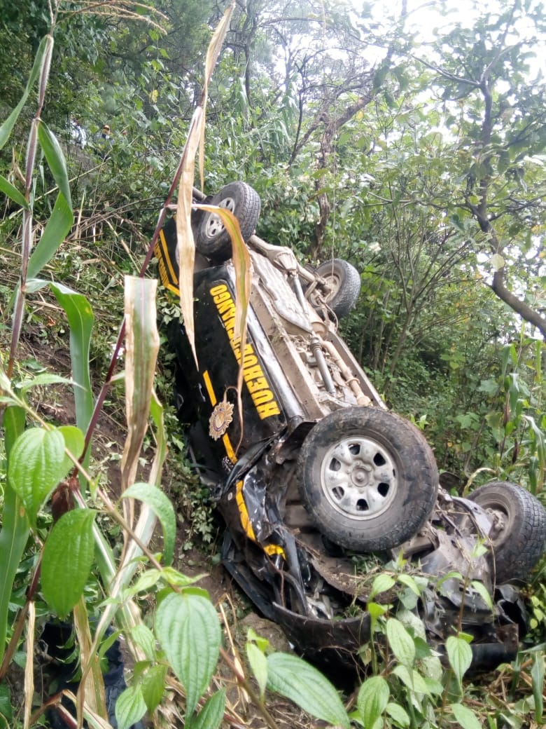 El autopatrulla de la PNC quedó en unos sembradillos de maíz. (Foto Prensa Libre: Heidy Samayoa)