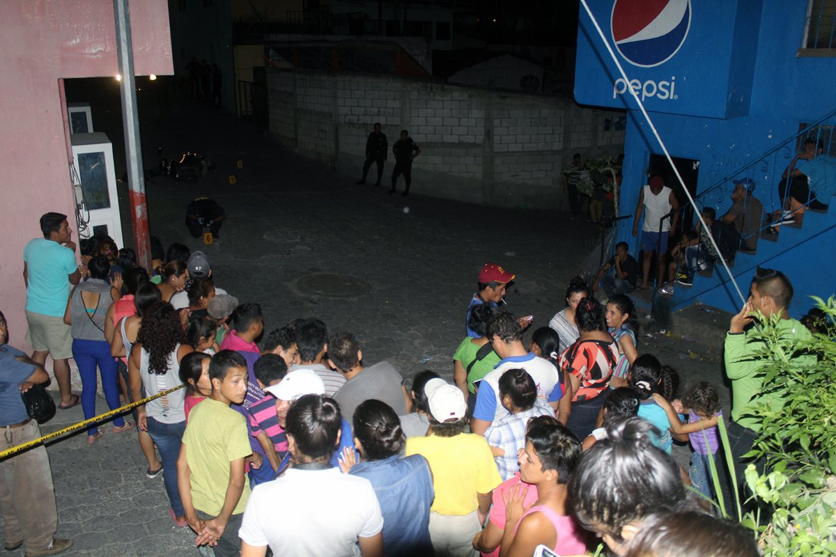 Agentes de la PNC resguardan lugar del ataque donde murieron dos mujeres, en Sanarate, El Progreso. (Foto Prensa Libre: Hugo Oliva)