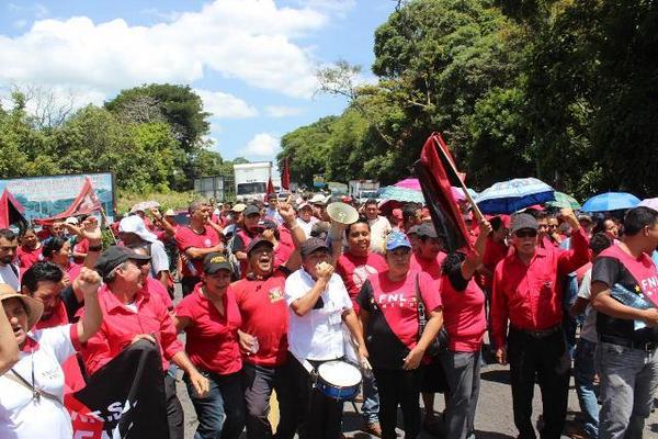 Sindicalistas que exigen mejoras bloquen el paso de vehículos en el kilómetro 61 de la ruta a El Salvador, en Cuilapa. (Foto Prensa Libre: Oswaldo Cardona) <br _mce_bogus="1"/>