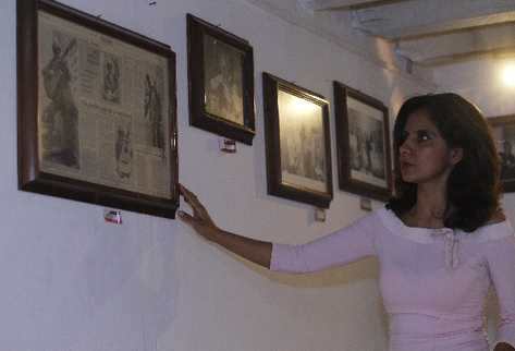 Brenda Monzón muestra el espacio dedicado a su padre, en el Museo Nacional de Historia.