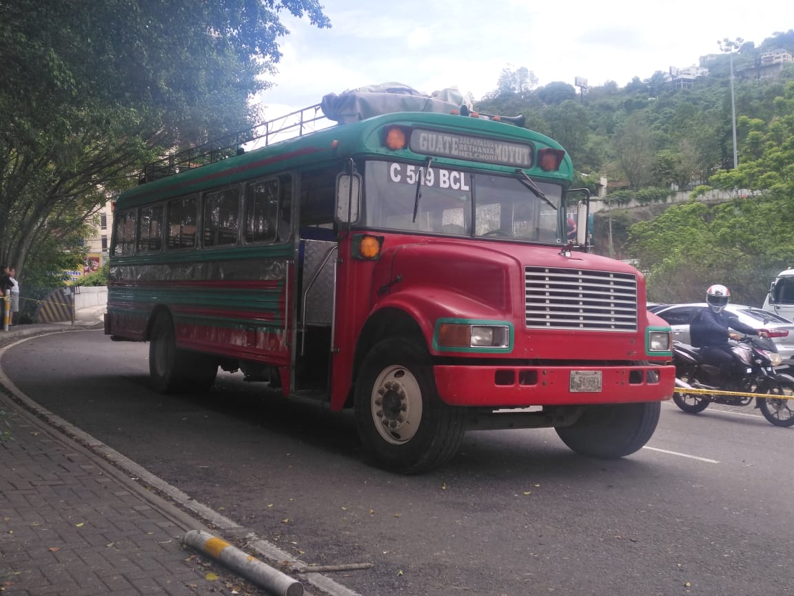 Hombres armados atacaron un autobús en el Trébol de Vista Hermosa, zona 15. (Foto Prensa Libre: La Red)