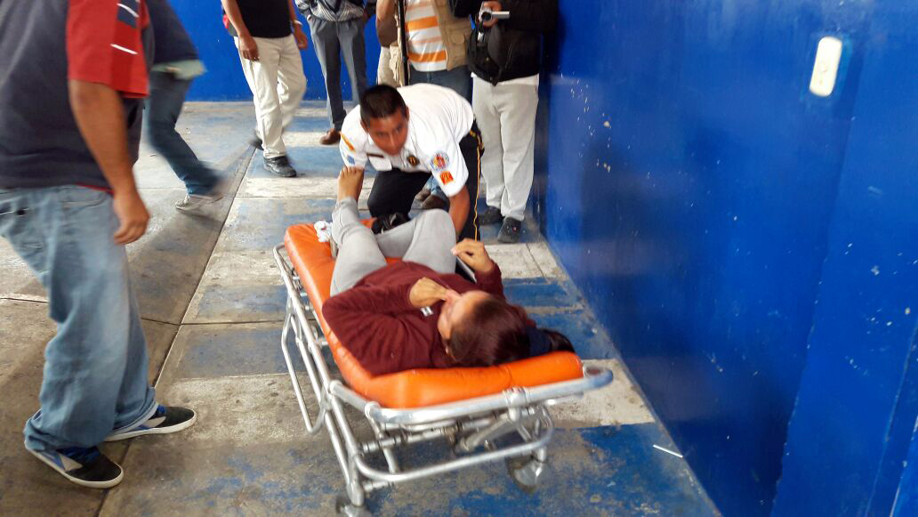 Una de las maestras heridas es trasladada al Hospital Nacional de Jalapa. (Foto Prensa Libre: Hugo Oliva)