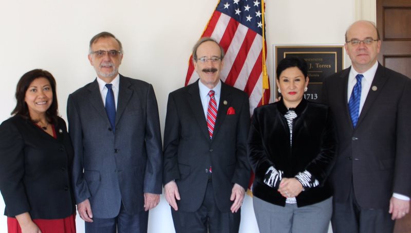 Los congresistas demócratas Norma Torres, Eliot Engel y Jim McGovern durante una reunión con el comisionado Iván Velásquez y la fiscal Thelma Aldana en marzo de 2017. (Foto Prensa Libre: @NormaJTorres).