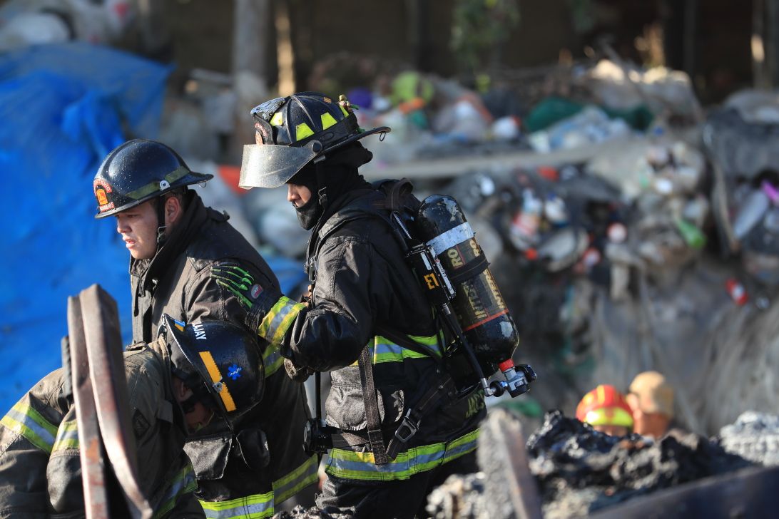 Bomberos Voluntarios atendieron la emergencia. (Foto Prensa Libre: Estuardo Paredes)