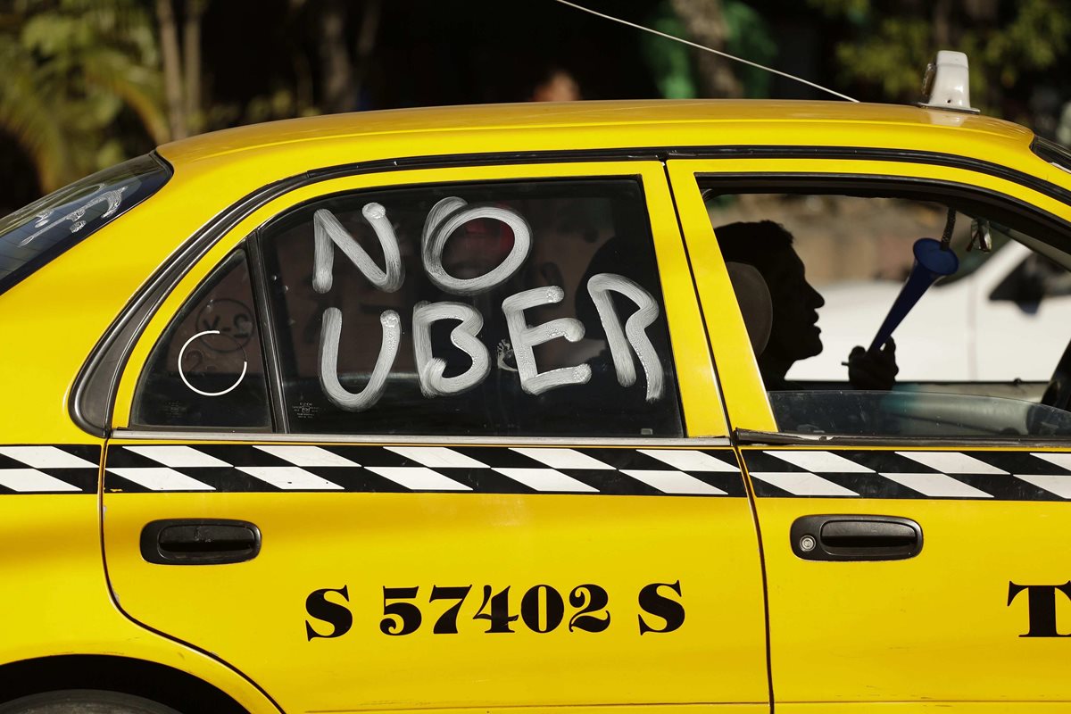 Los taxistas salvadoreños denunciaron que el funcionamiento de Uber y Vamos, les provocan pérdidas económicas. (Foto Prensa Libre: EFE)