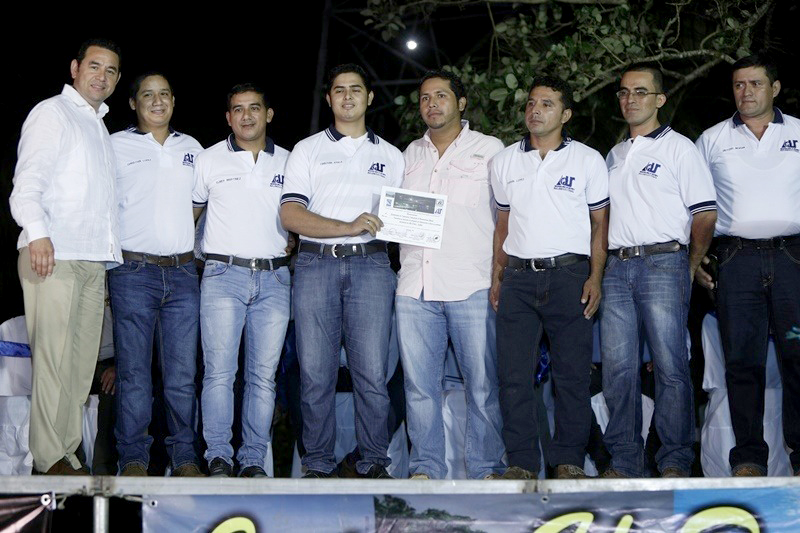 Jimmy Morales participó en la inauguración del proyecto de iluminación del puente Río Dulce. (Foto Prensa Libre: Dony Stewart)