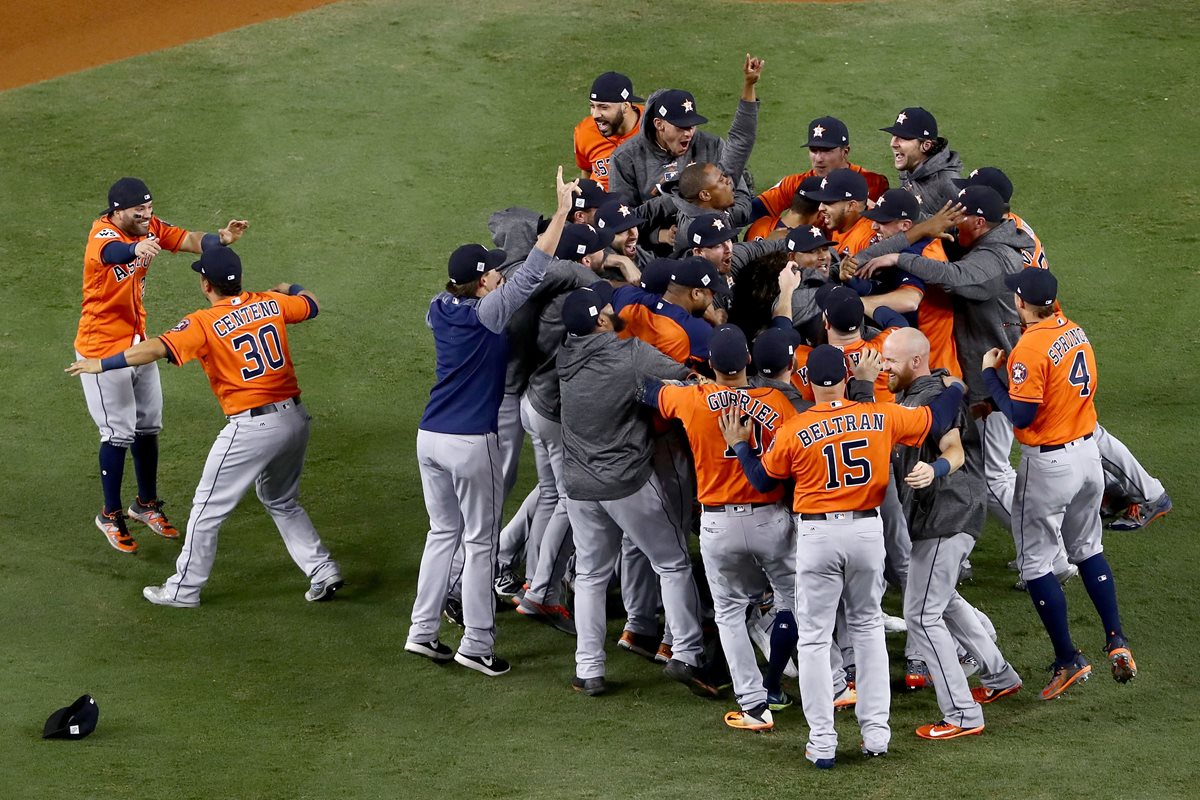 Los Astros de Houston festejan al ganar su primer título de serie mundial frente a los Dodgers de Los Ángeles en el séptimo juego de la serie. (Foto Prensa Libre: AFP)