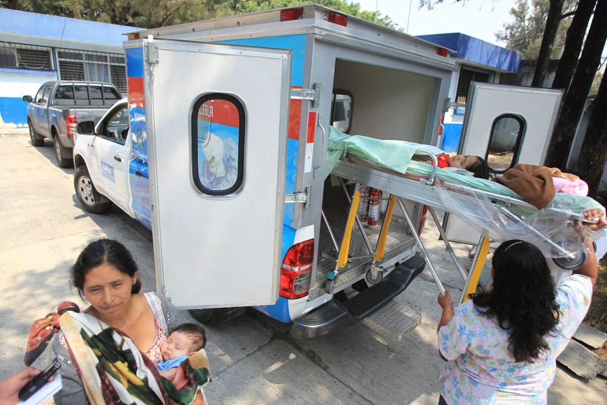 Una menor que se fue referida del Centro de Salud al Hospital General es trasladada en una ambulancia del Ministerio de Salud. (Foto Prensa Libre: Esbin García)