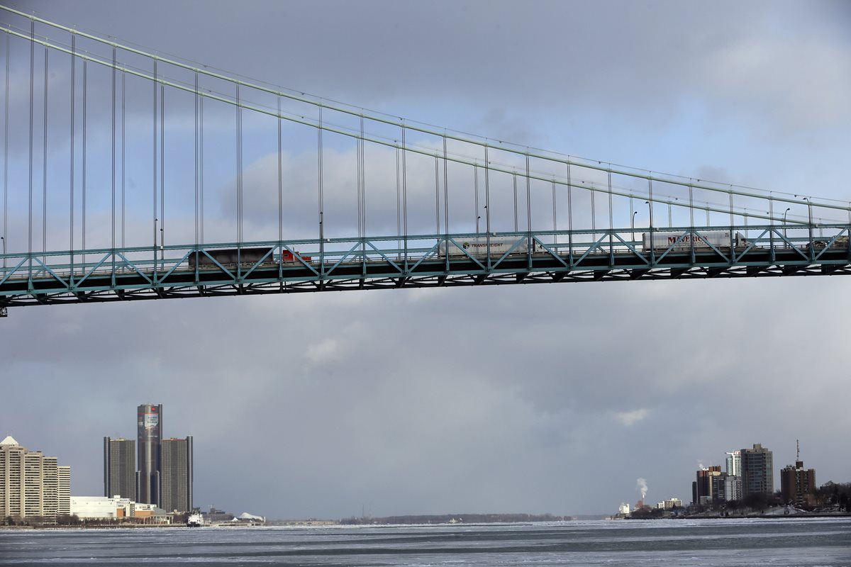 Inmigrantes desesperados están cruzando la frontera entre EE. UU. y Canadá. ante la medida migratoria de Trump. (Foto Prensa Libre:AP).