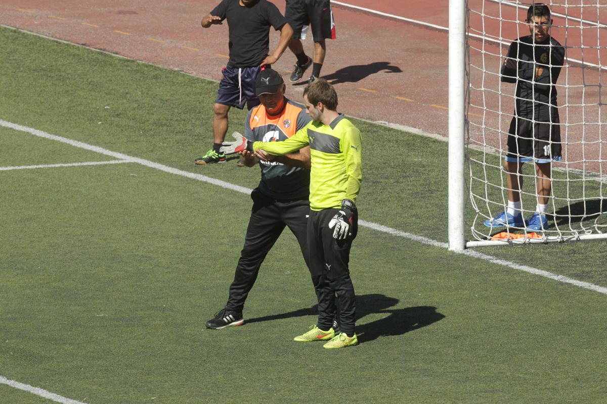 El técnico Iván Franco Sopegno da instrucciones a Kevin Moscoso. (Foto Prensa Libre: Norvin Mendoza)